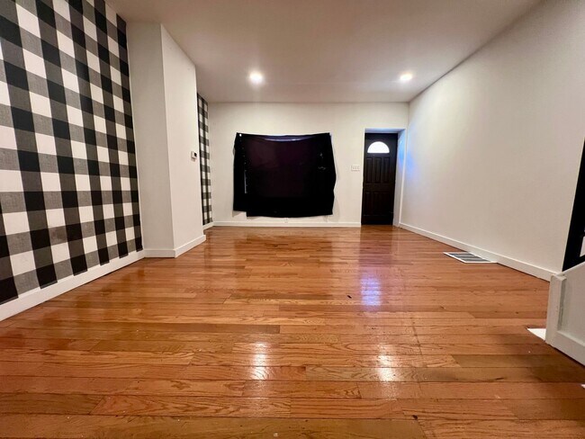 Foto del edificio - Stunning 3-Bedroom Townhome in Point Breeze! Available NOW!