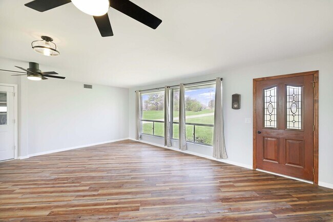 Foto del edificio - Lake Dock Waterfront Home