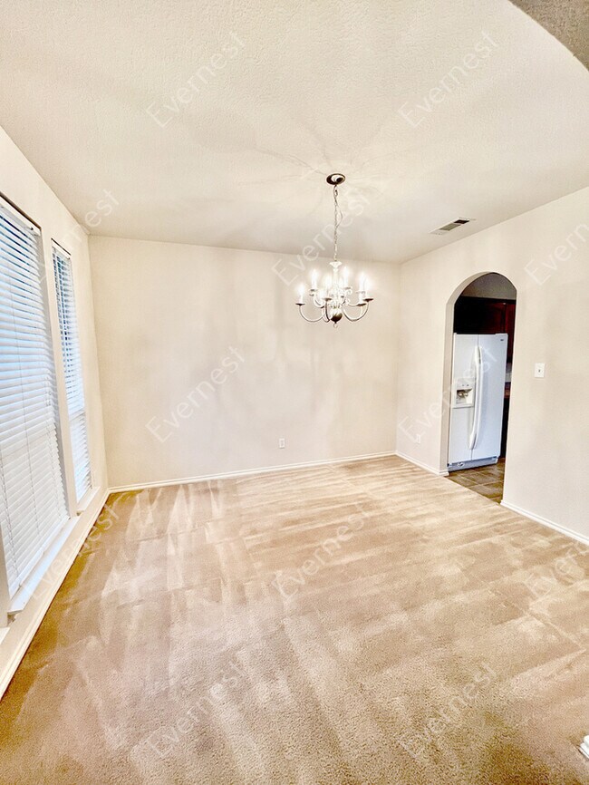 Foto del edificio - Spacious 3-Bedroom Home with Modern Kitche...