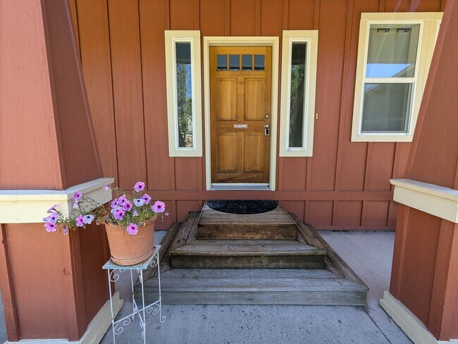 Foto del edificio - Comfort Meets Convenience in this Dog-Frie...