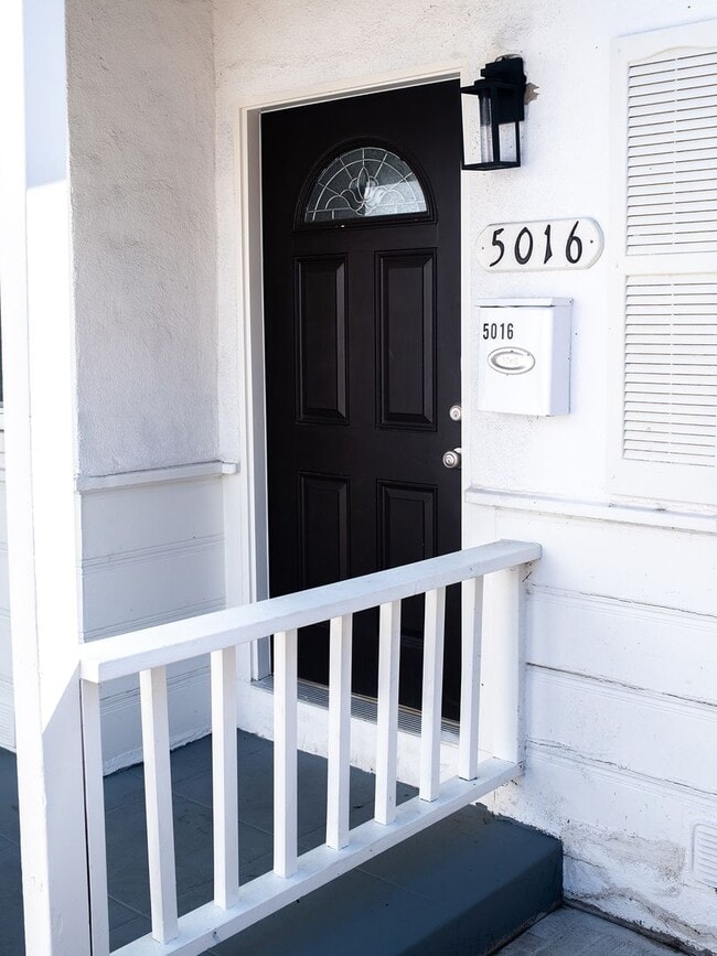 Foto del edificio - Sherman Oaks 2BD w/ Private Backyard, In-Unit W/D & Parking