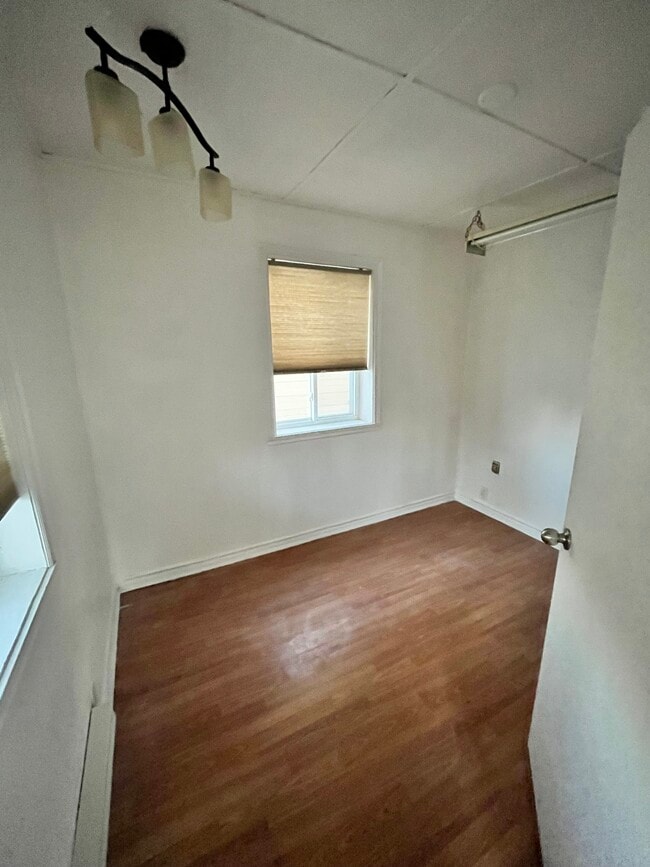 small bedroom - 321 Av 81E