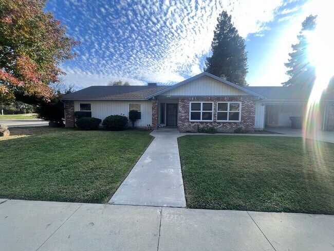 Foto del edificio - 1697 E. AVILA 3 BEDROOM 2.5 BATHROOM - TUL...