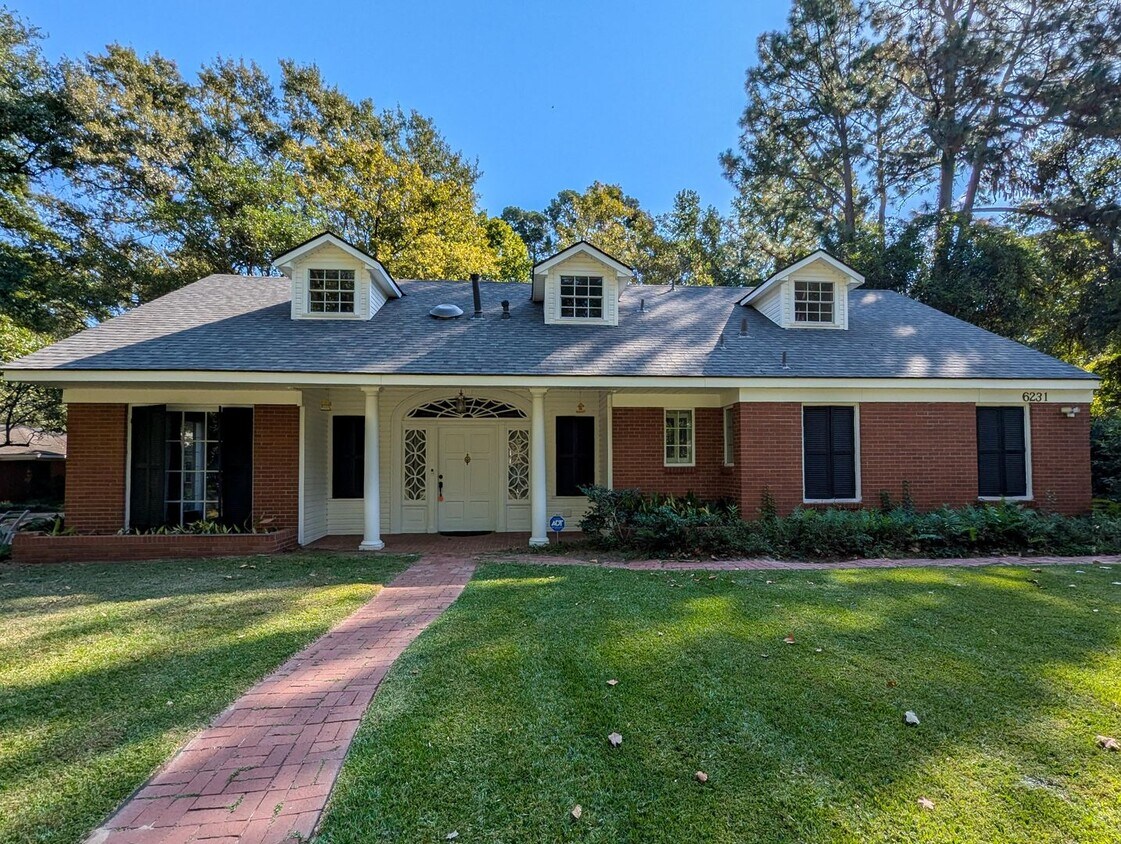 Primary Photo - Spacious 4/3 bathroom Home