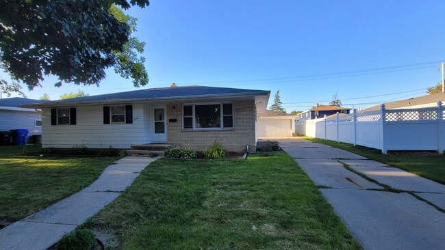 Building Photo - 1826 E Lindbergh St