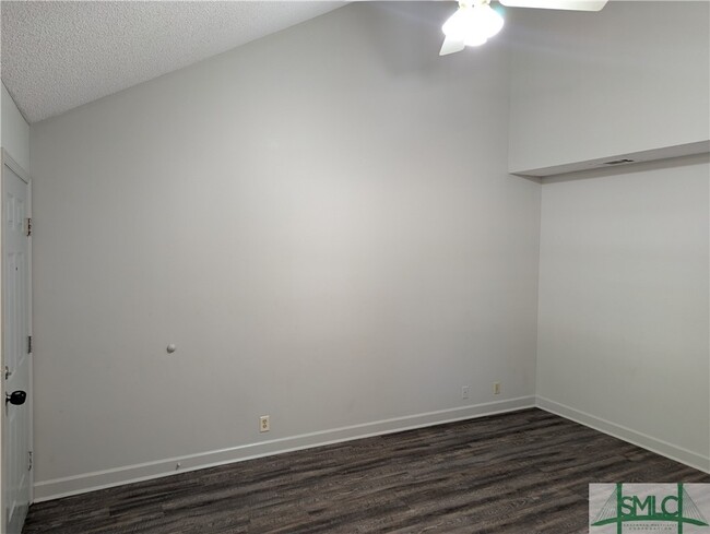 Building Photo - 1039 N Ash St