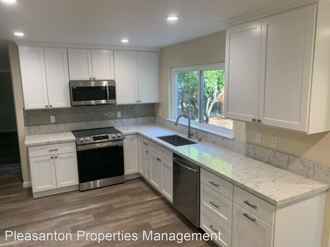 Foto del edificio - 5 br, 2.5 bath House - 4549 Sandalwood Dr.
