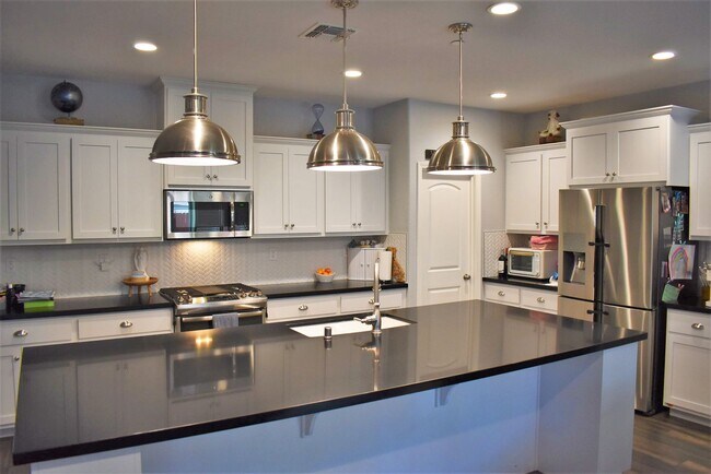 Foto del edificio - Solar powered open concept home located in the newer Brighton Landing subdivision!