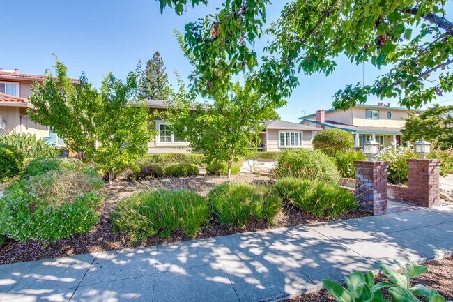 Building Photo - Welcome to 1815 Comstock Ln!