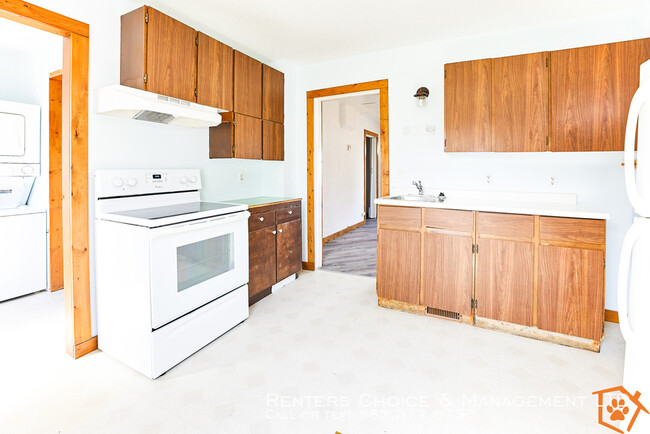 Building Photo - Pet Friendly House in Taber with Garage!