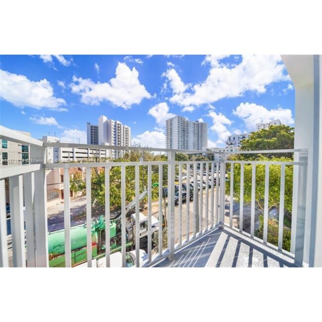 Building Photo - 1536 NW 15th Ave