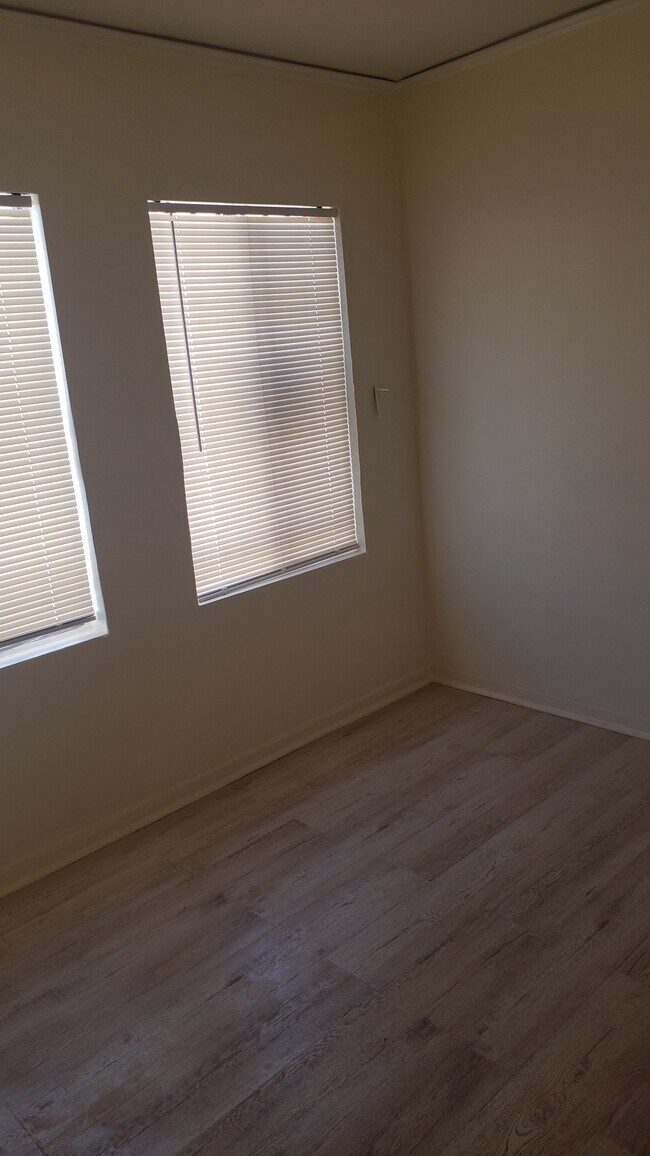 Foto del edificio - 342 W 52nd Pl