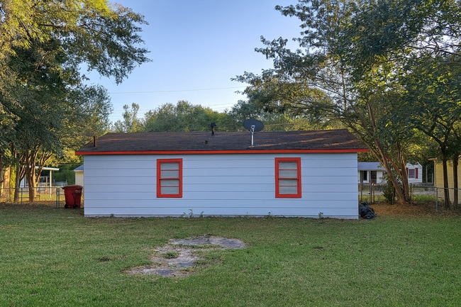 Building Photo - 2849 Leone Dr N