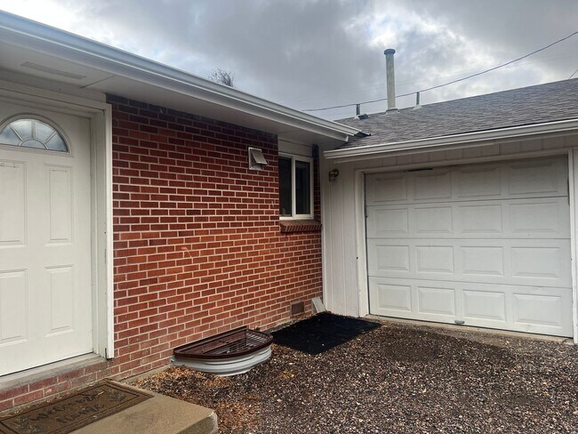 Building Photo - 3 bedroom in Golden with Garage!!!