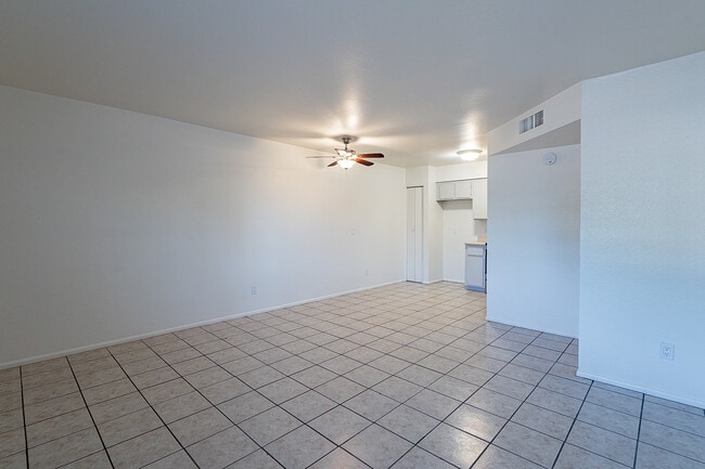 Building Photo - 501 E Quail Ave