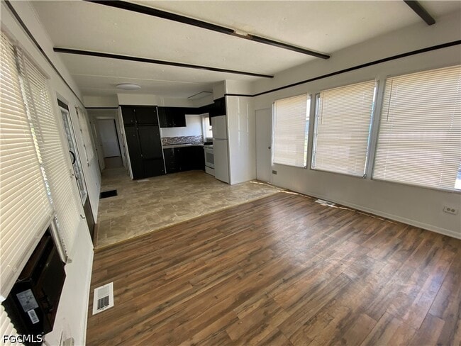 Building Photo - 121 Coachlight Ln