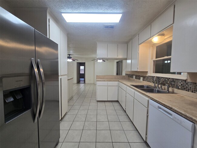 Foto del edificio - 6717 Fairway Dr