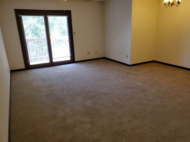 Foto del edificio - Smithton Condo near Broadway/Hwy 63, new paint and carpet, w/d included, top level