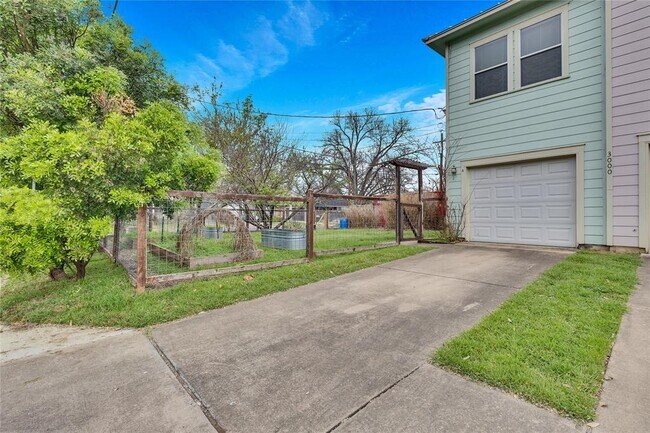 Building Photo - 3000 Govalle Ave