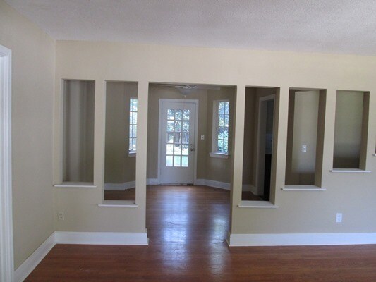 Building Photo - Preleasing for Late June 2024! (3) Bed/(2)...