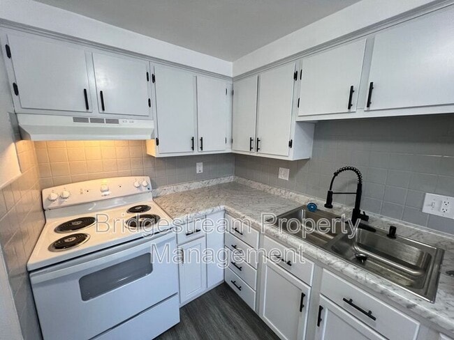 Building Photo - 158 Forest St