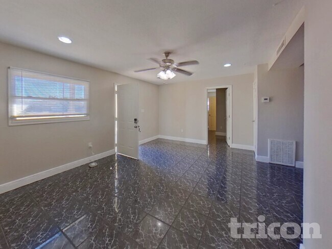 Foto del edificio - 8104 Plunkett Ave