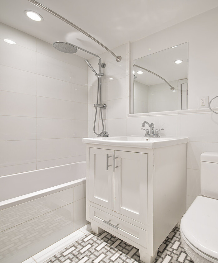 Primary Photo - 220 W 48th St
