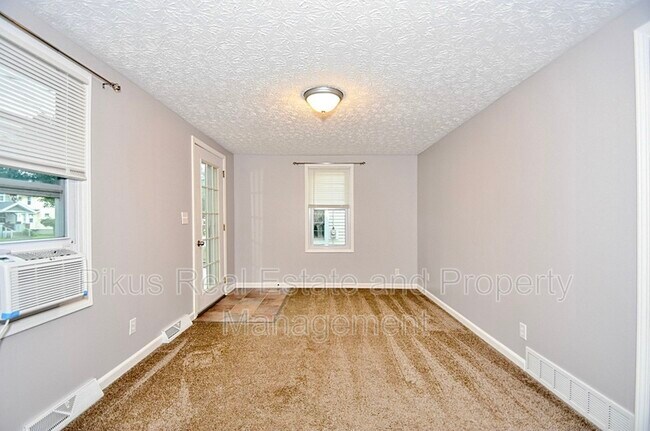 Foto del edificio - 818 Broadway St E