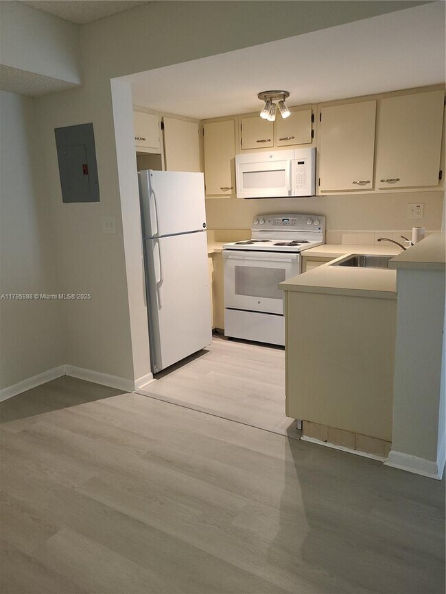 Foto del edificio - 8615 NW 5th Ter