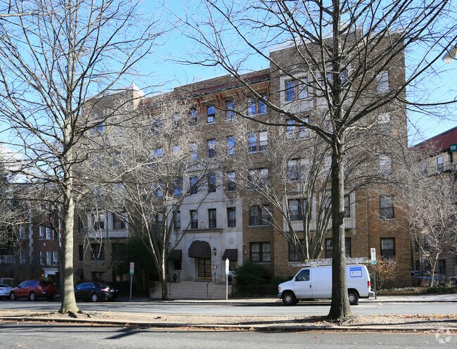 Foto del edificio - 2707 Adams Mill Rd NW