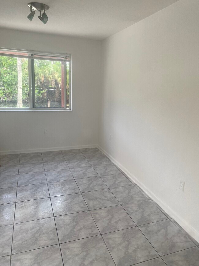 Foto del edificio - 9958 NW 18th St