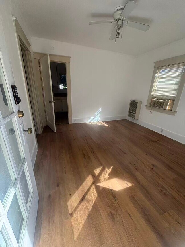 Foto del edificio - 216 S Almansor St