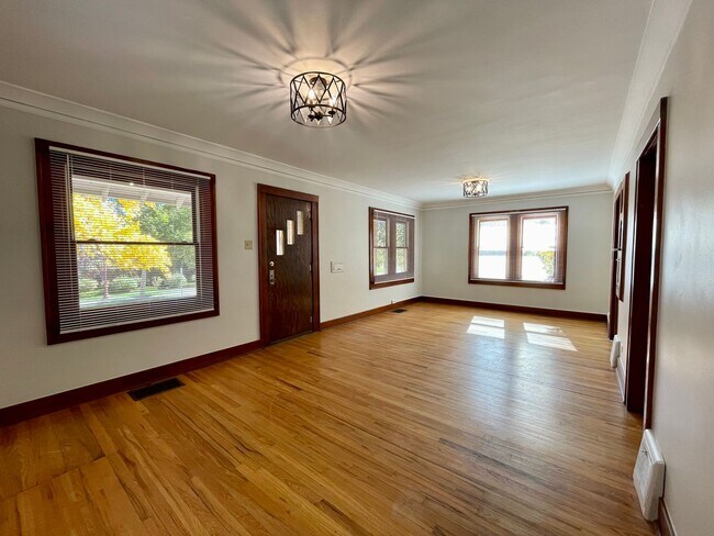Building Photo - $0 DEPOSIT OPTION, NEW PAINT, TRADITIONAL ...