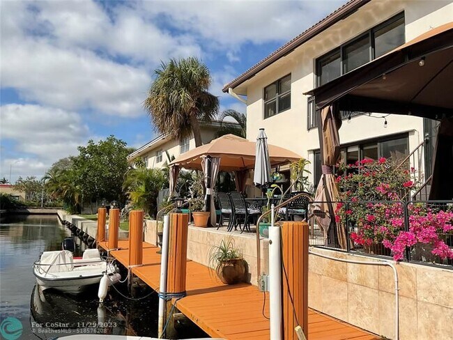 Foto del edificio - 2700 NE 56th Ct