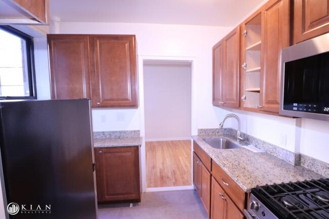 Building Photo - 2 bedroom in REGO PARK NY 11374