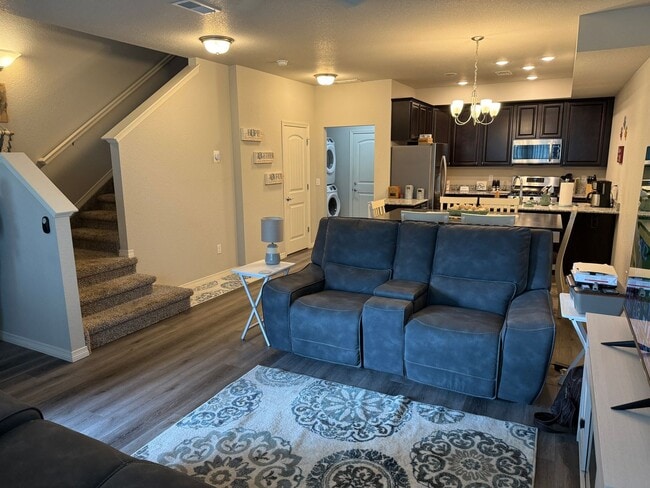 Building Photo - Amazing 3 Bedroom Townhome, Furnished or U...