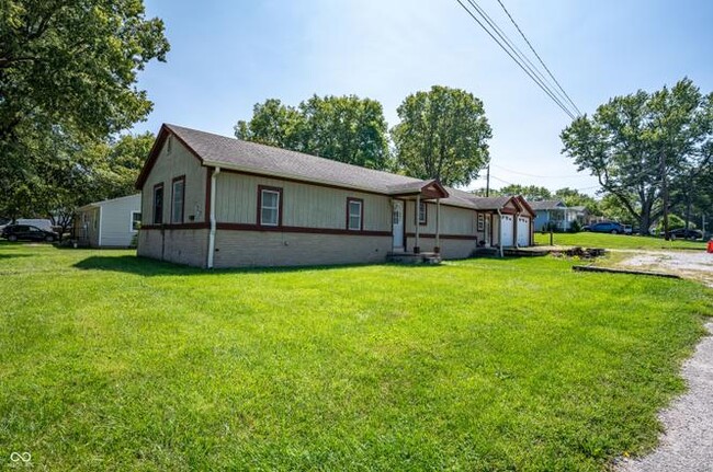 Side of the home with plenty or yard space - 127 W Southern Ave