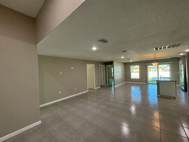 Foto del edificio - INCREDIBLE 4 Bedroom, 2 Bathroom Home in P...