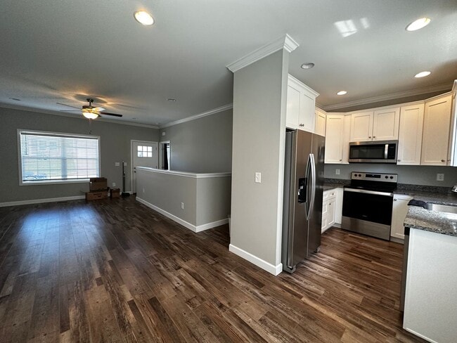 Building Photo - Spacious 3 Bedroom, 3.5bath in central Joh...