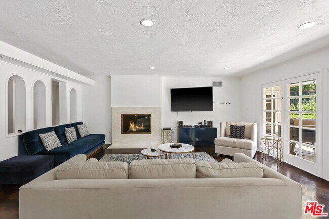Building Photo - 1850 Coldwater Canyon Dr