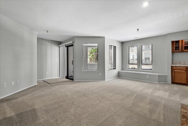 Foto del edificio - Beautiful 3 bed 2 bath condo near Downtown...