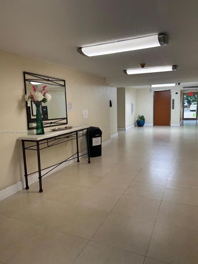 Foto del edificio - 9360 Fontainebleau Blvd