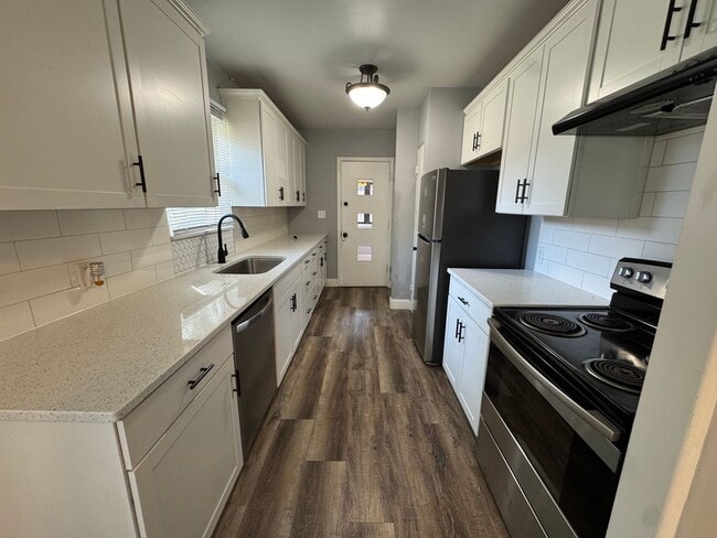 Building Photo - Large Moline Home with 3-Car Garage, Privacy, and Plenty of Space