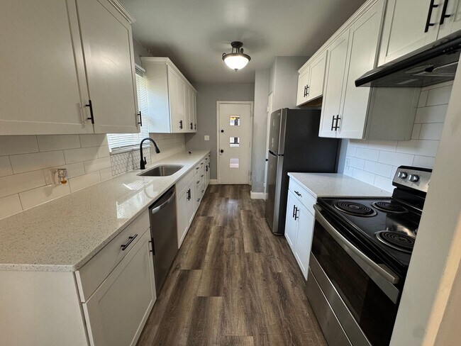 Foto del edificio - Large Moline Home with 3-Car Garage, Privacy, and Plenty of Space