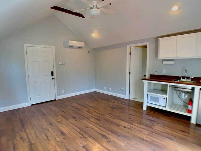Building Photo - Immaculate studio cottage in the heart of ...