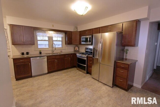 Building Photo - 2802 W Huntington Dr
