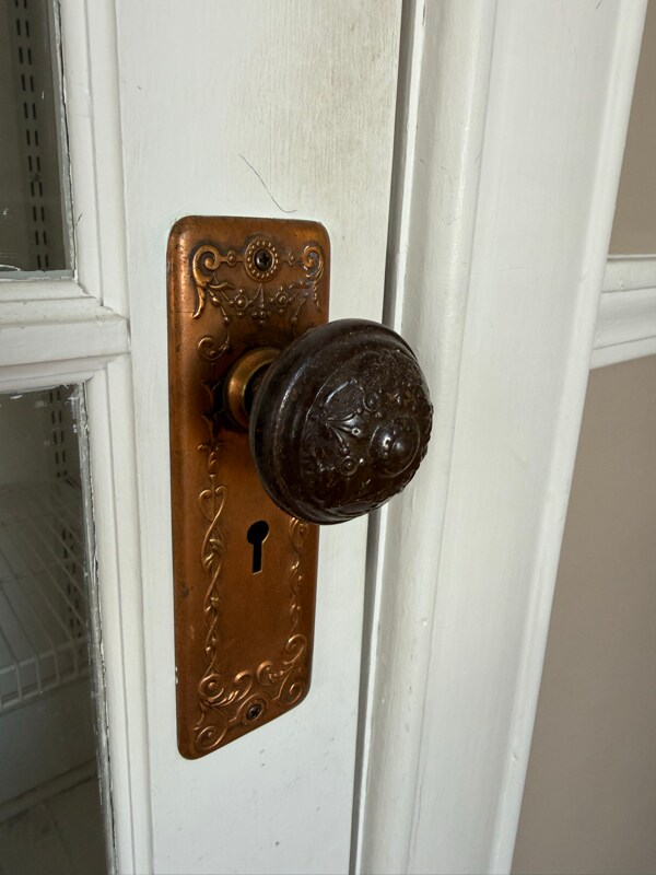 Building Photo - 1112 E Walnut St