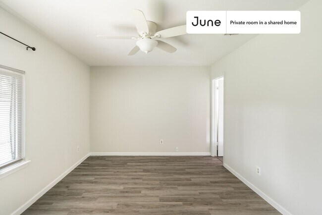Building Photo - Private bedroom in 3 bed/1.5 bath Home