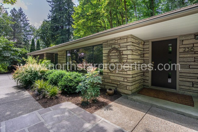 Foto del edificio - Magical Oswego Lake Country Club area Home.