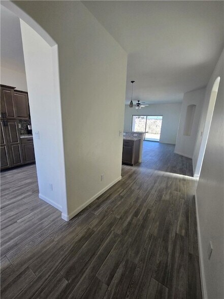 Foto del edificio - 2561 N Ridge Ave